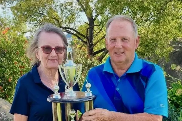 Oliver Memorial 4BBB winners Carolyn Shaw and Phillip Oliver. PHOTOS: Supplied.