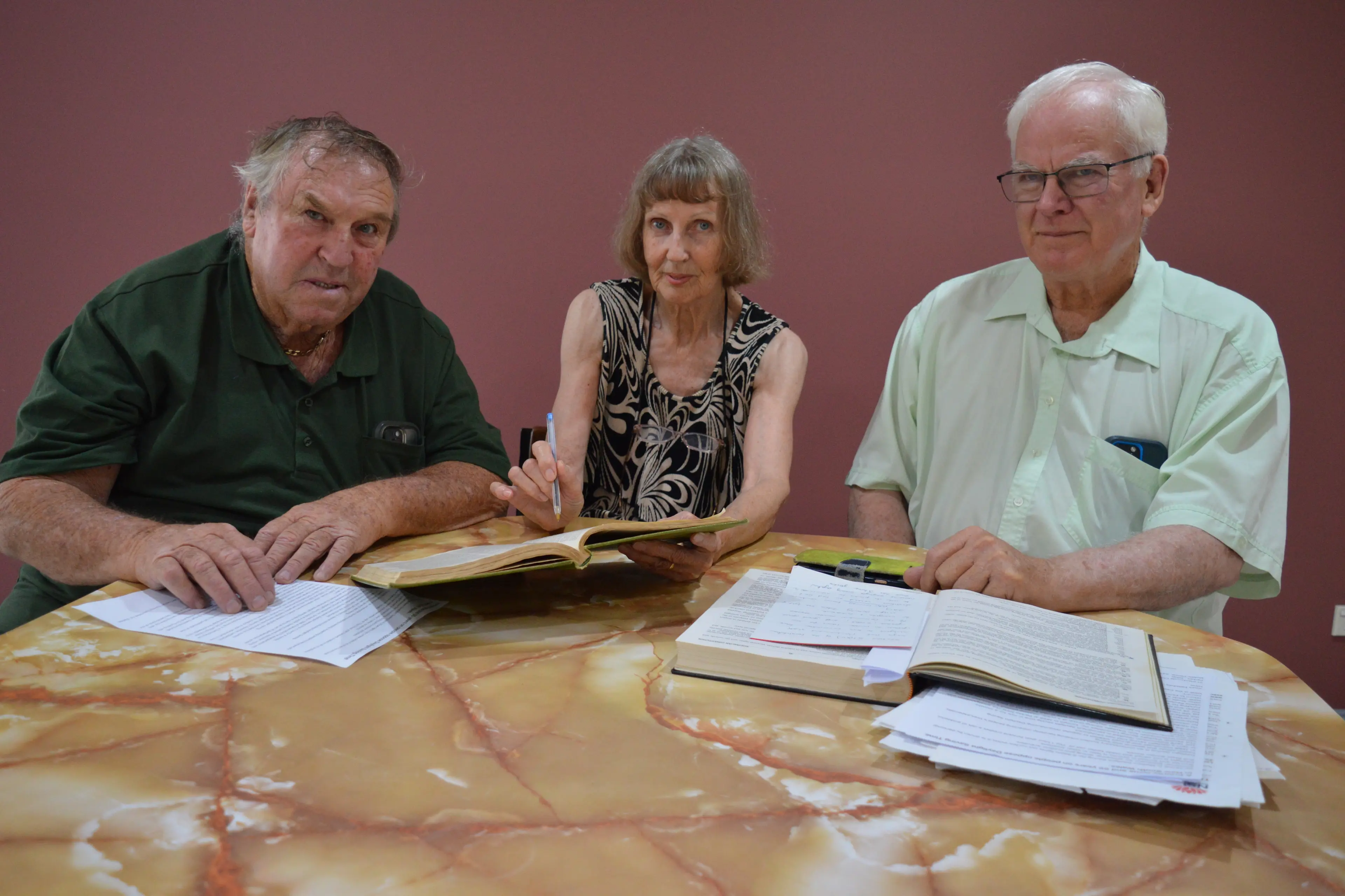 <p>Parkes Shire councillor Ken McGrath met with retired farmers Judy and Tim O\\'Brien who have been campaigning to abolish daylight saving time for 24 years. PHOTO: Christine Little</p>\\n