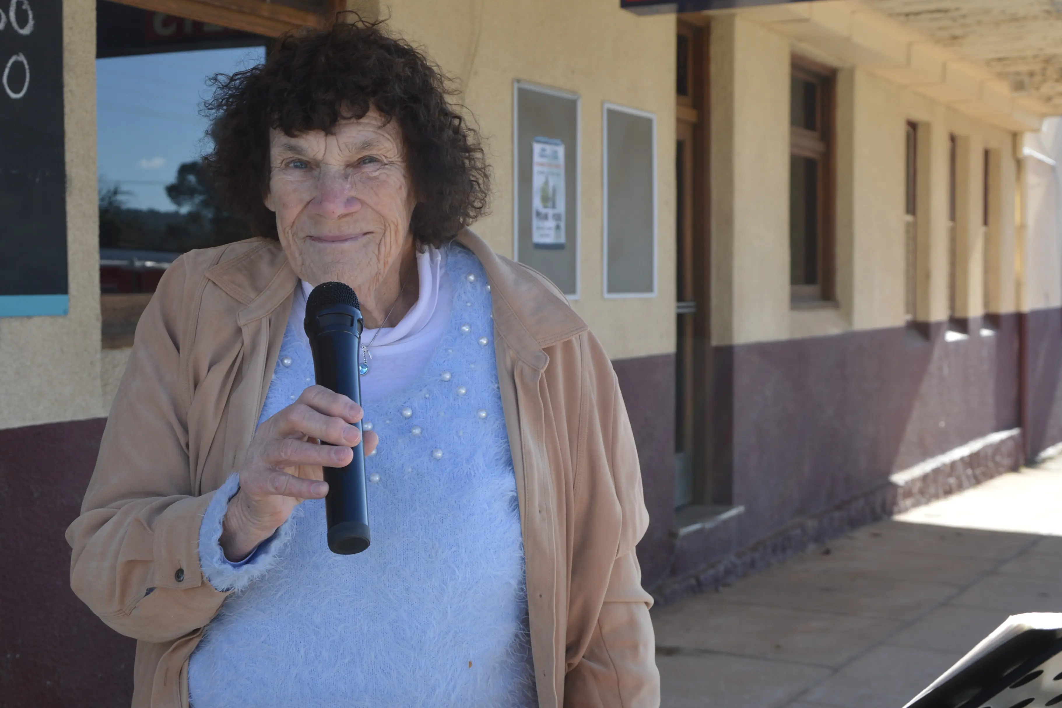 <p>Louise Saint John performed in front of the Royal Hotel during the Henry Lawson Festival and the crowed was amazed by her beautiful voice. </p>\\n