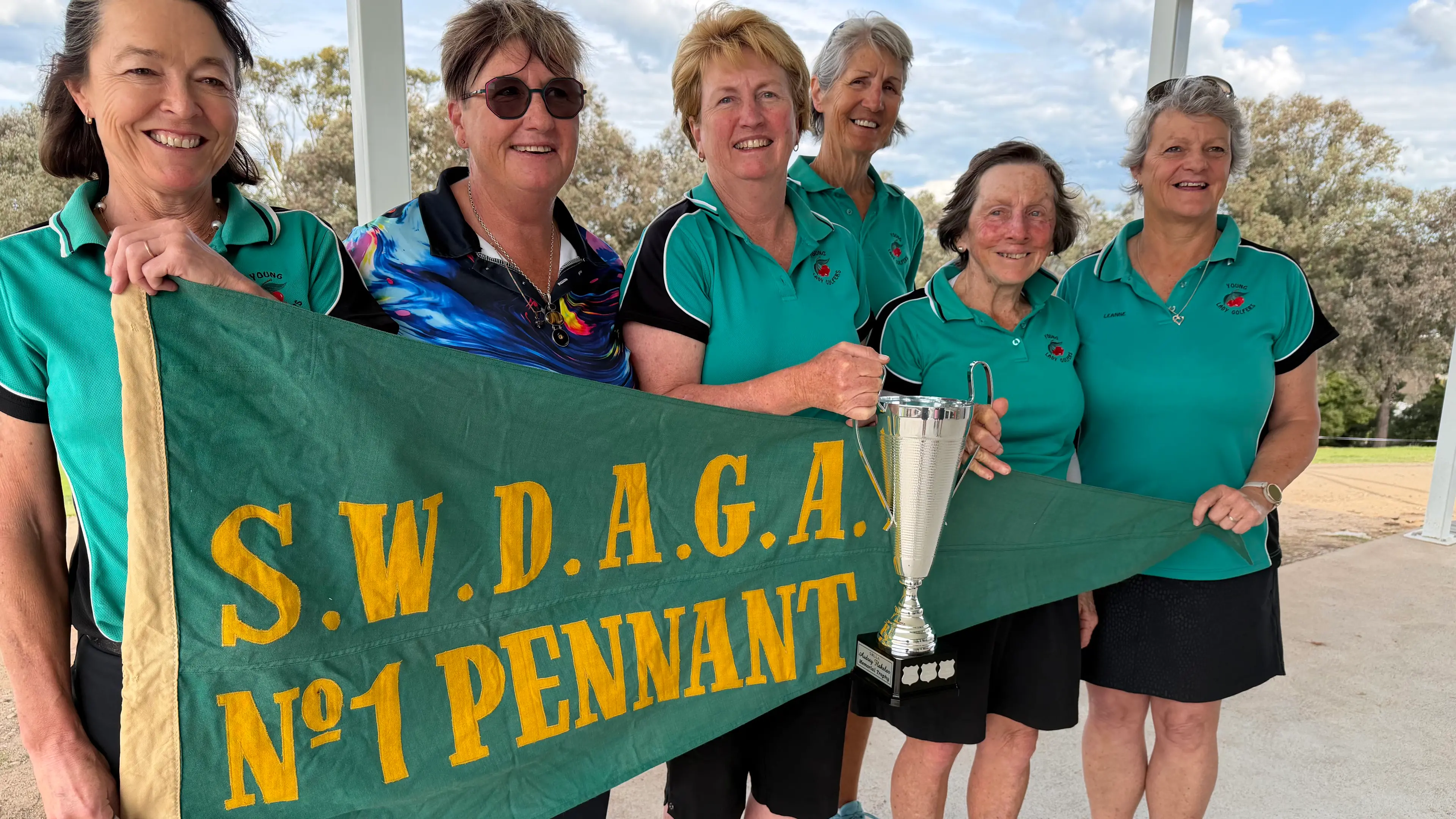 Young ladies golfers win Pennant